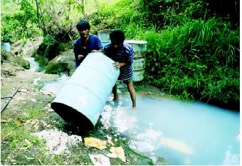 Waterways in developing countries often are used for dumping household rubbish and commercial wastes. While widespread dumping continues, some localities are beginning to address water-quality issues.